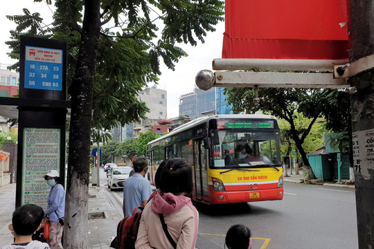 Hà Nội quyết làm bằng được việc chuyển đổi xe buýt sang sử dụng điện, năng lượng xanh