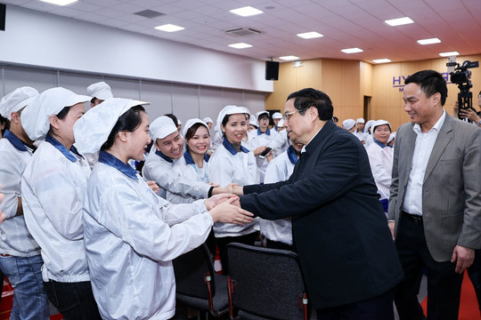 Thủ tướng Phạm Minh Chính thăm, tặng quà công nhân, người lao động, người nghèo tỉnh Hải Dương