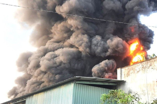 Lửa cháy ngùn ngụt tại xưởng sản xuất mút xốp ở Bình Dương