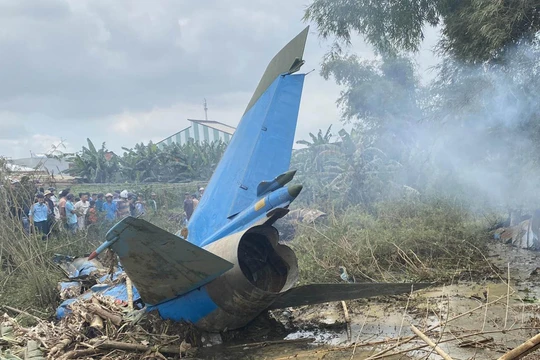 Khắc phục nhà cửa cho người dân sau sự cố rơi máy bay quân sự ở Quảng Nam