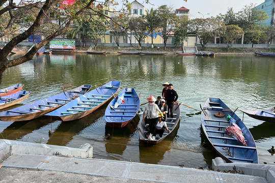 Siết chặt kiểm soát thuyền, đò chở khách vào chùa Hương