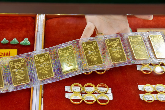Giá vàng miếng SJC tăng vọt lên 77,5 triệu đồng/lượng