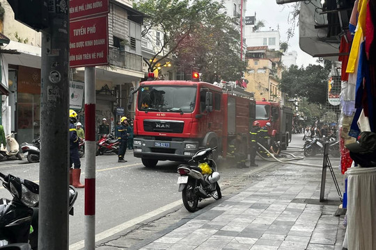 Kịp thời dập tắt đám cháy trong ngôi nhà không có người tại quận Hoàn Kiếm