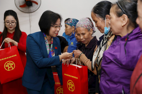 Đoàn ĐBQH thành phố Hà Nội tặng quà Tết tại huyện Phúc Thọ và thị xã Sơn Tây