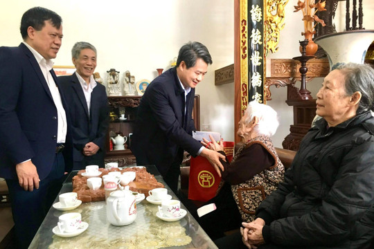 Trưởng ban Nội chính Thành ủy Nguyễn Quang Đức thăm, tặng quà gia đình chính sách
