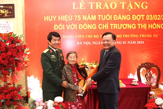 Bí thư Thành ủy Đinh Tiến Dũng trao Huy hiệu 75 năm tuổi Đảng tặng đồng chí Trương Thị Hồng