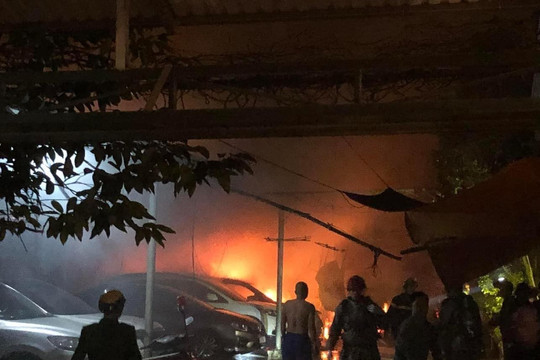 Dập tắt đám cháy bãi để ô tô gần chung cư mini Khương Đình