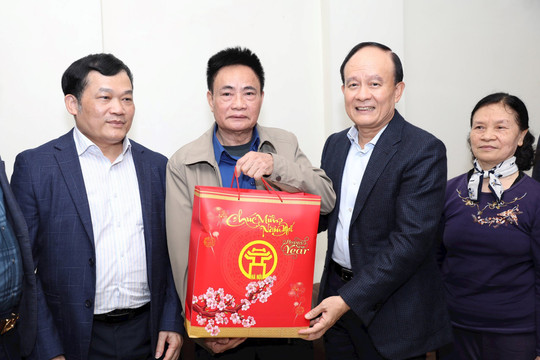  Chủ tịch HĐND thành phố Nguyễn Ngọc Tuấn thăm, tặng quà gia đình chính sách