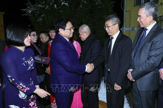 Thủ tướng Phạm Minh Chính gặp gỡ cán bộ, nhân viên Đại sứ quán và cộng đồng người Việt Nam tại Hungary