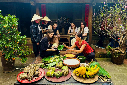 “Tết làng Việt” thu hút sự tham gia của nhiều khách quốc tế