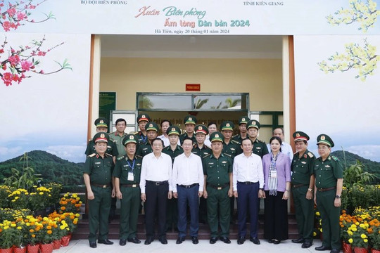 Chủ tịch nước Võ Văn Thưởng thăm, chúc Tết quân và dân khu vực Cửa khẩu quốc tế Hà Tiên, Kiên Giang