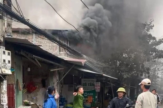 Dập tắt đám cháy gần chợ Nhổn