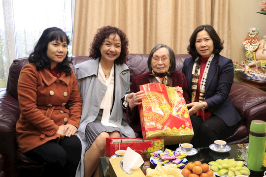 Hội Phụ nữ thành phố Hà Nội thăm, chúc Tết gia đình chính sách, người có công