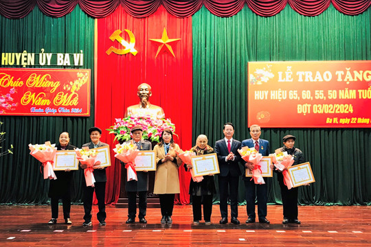 Ba Vì: Trao Huy hiệu Đảng tặng 54 đảng viên nhân dịp 3-2