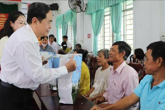 Lãnh đạo Đảng, Nhà nước thăm và tặng quà Tết tại Hậu Giang, Quảng Ngãi, Bình Thuận