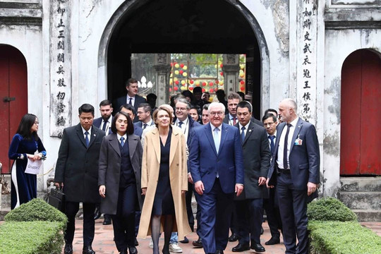 Tổng thống Đức Frank-Walter Steinmeier tham quan Văn Miếu, dạo phố Hà Nội