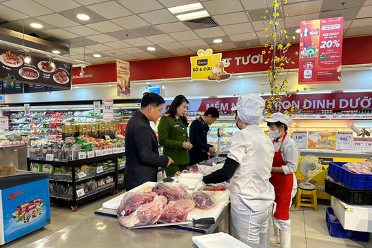 Kiểm tra an toàn thực phẩm tại siêu thị WinMart Nhật Tân