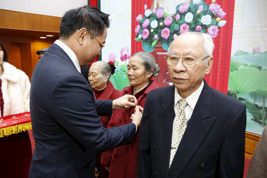 379 đảng viên quận Hà Đông được trao Huy hiệu Đảng