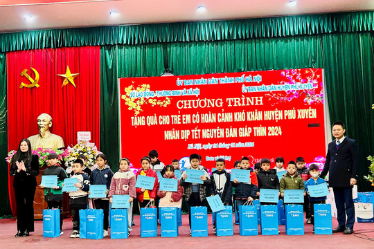 Trao 100 suất quà tặng trẻ em hoàn cảnh khó khăn huyện Phú Xuyên