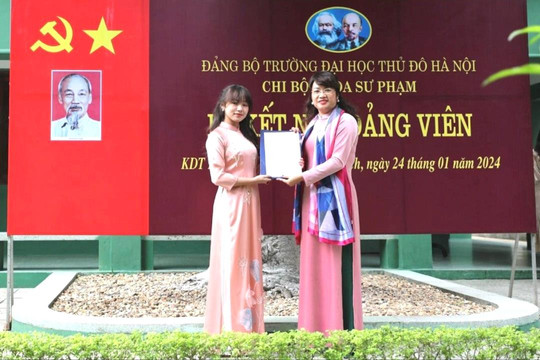 12 sinh viên Trường Đại học Thủ đô Hà Nội được kết nạp đảng