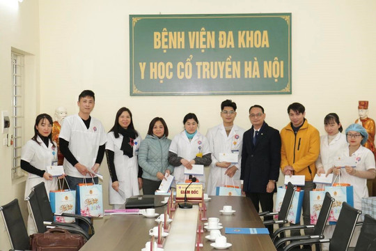 Công đoàn ngành Y tế Hà Nội tặng quà Tết cho cán bộ y tế có hoàn cảnh khó khăn