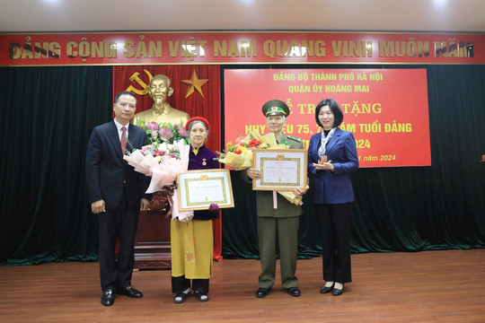 Hoàng Mai: Trao Huy hiệu Đảng đợt 3-2 tặng các đảng viên lão thành