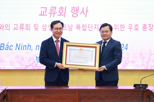 Trao tặng Huân chương Hữu nghị cho Tổng Giám đốc Tổ hợp Samsung Việt Nam