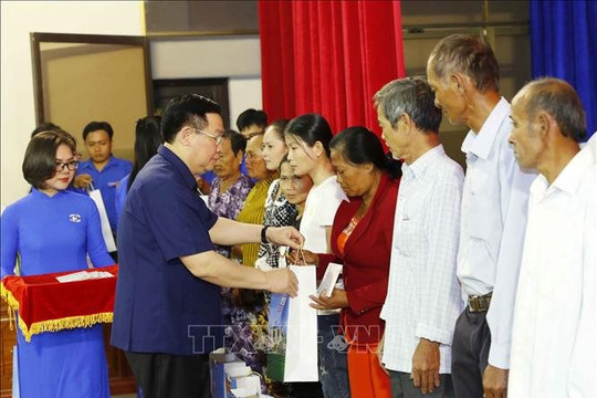Chủ tịch Quốc hội Vương Đình Huệ chúc Tết, trao quà tặng hộ chính sách, công nhân, lực lượng vũ trang tỉnh Bạc Liêu