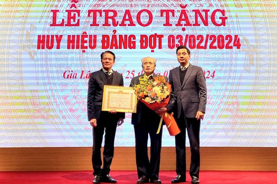 199 đảng viên Đảng bộ huyện Gia Lâm vinh dự nhận Huy hiệu Đảng
