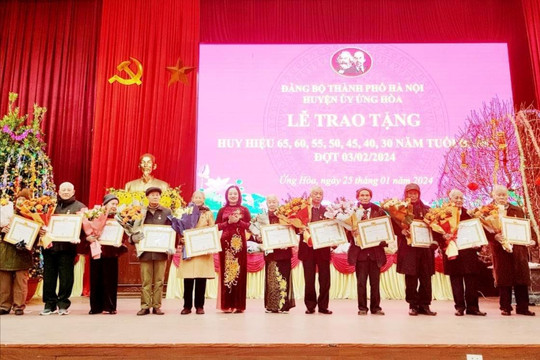 Huyện Ứng Hòa trao Huy hiệu Đảng đợt 3-2 tặng 138 đảng viên