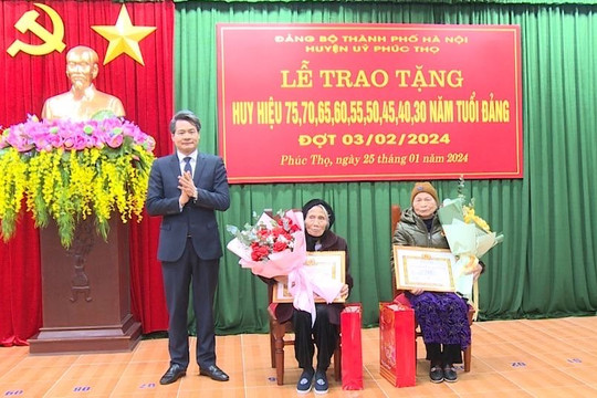 Huyện Phúc Thọ trao Huy hiệu Đảng cho 146 đảng viên