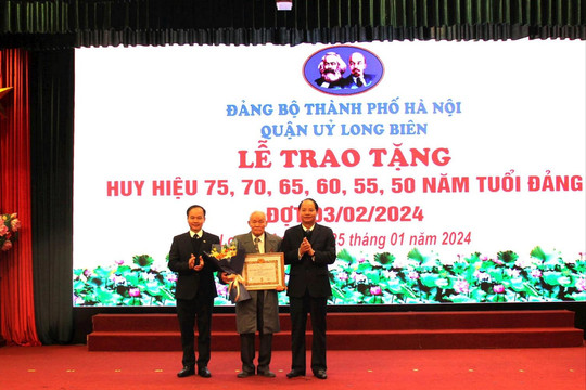 382 đảng viên Đảng bộ quận Long Biên vinh dự nhận Huy hiệu Đảng