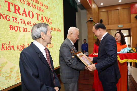 Phó Bí thư Thành ủy Nguyễn Ngọc Tuấn trao Huy hiệu Đảng tại quận Hoàn Kiếm