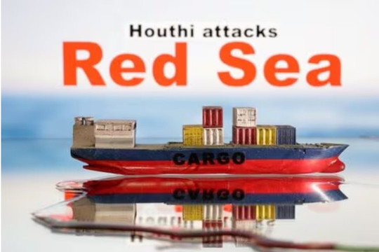 Vận chuyển hàng hóa qua kênh Suez giảm 45% sau các cuộc tấn công của Houthi