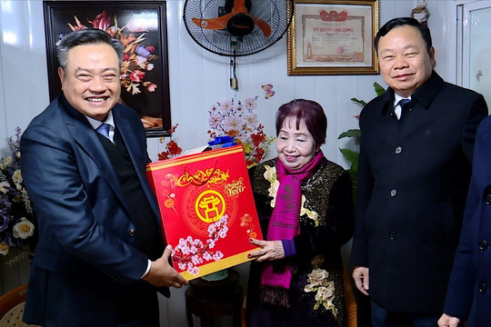 Chủ tịch UBND thành phố Hà Nội chúc Tết các gia đình chính sách quận Đống Đa