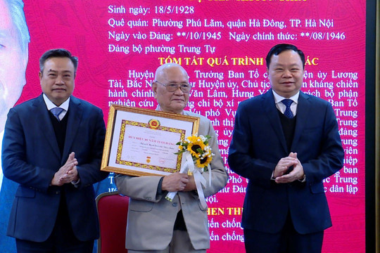 Chủ tịch UBND TP Hà Nội trao Huy hiệu Đảng tặng đảng viên lão thành quận Đống Đa