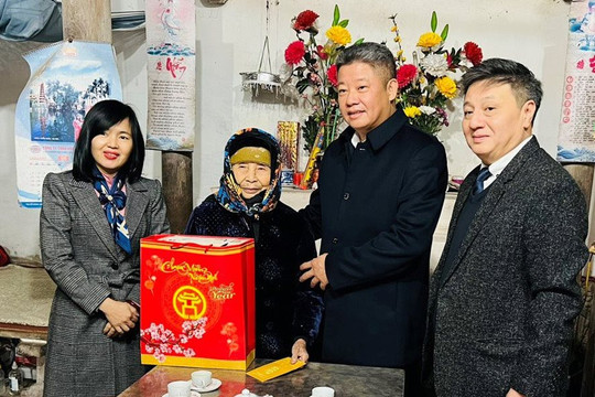 Lãnh đạo thành phố tặng quà Tết các gia đình chính sách huyện Thanh Oai