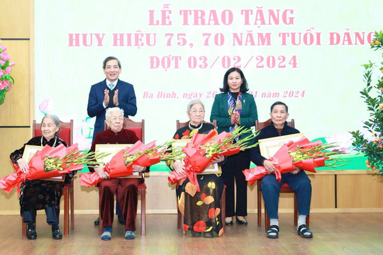 Phó Bí thư Thường trực Thành ủy trao Huy hiệu Đảng tặng các đảng viên lão thành quận Ba Đình