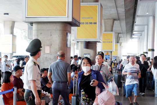 Sân bay Tân Sơn Nhất bắt đầu “nóng” chuyện đi lại 