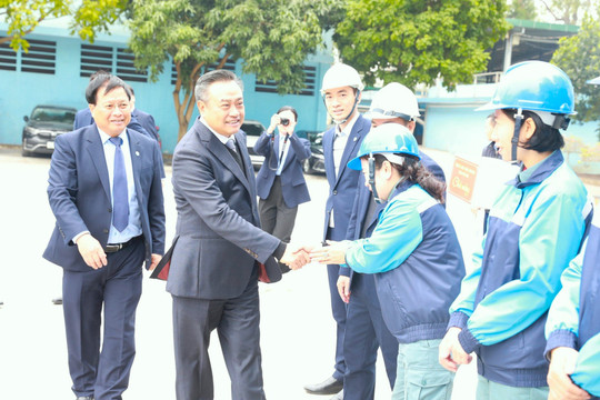 Chủ tịch UBND thành phố Hà Nội thăm, động viên các đơn vị trực Tết Nguyên đán