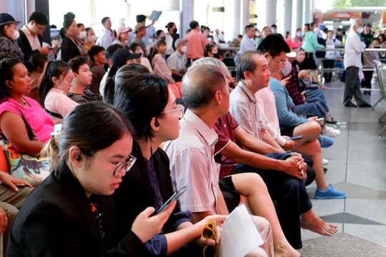 Ga quốc tế sân bay Tân Sơn Nhất đông nghẹt người về Việt Nam đón Tết