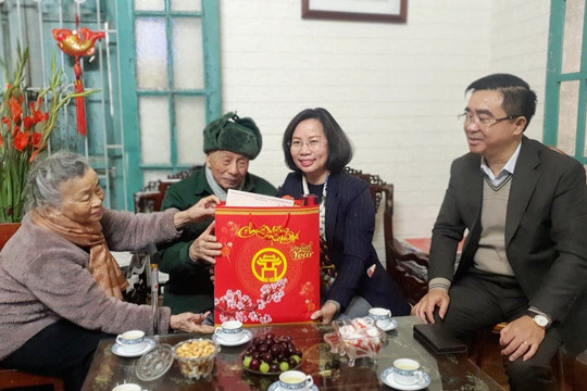 Bí thư Quận ủy Thanh Xuân Bùi Huyền Mai tặng quà các gia đình chính sách, khó khăn