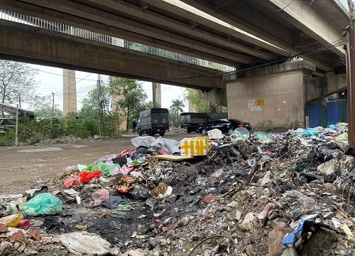 Vì sao chưa xử lý “điểm đen” rác thải tại dốc cầu Thăng Long?