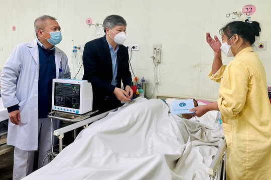  BHXH Việt Nam thăm, tặng quà bệnh nhân có hoàn cảnh khó khăn
