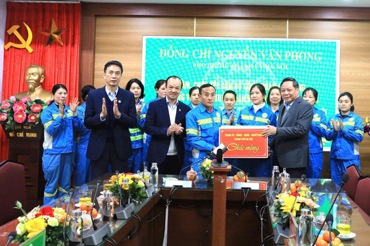 Phó Bí thư Thành ủy Nguyễn Văn Phong thăm, động viên các đơn vị trực Tết Nguyên đán
