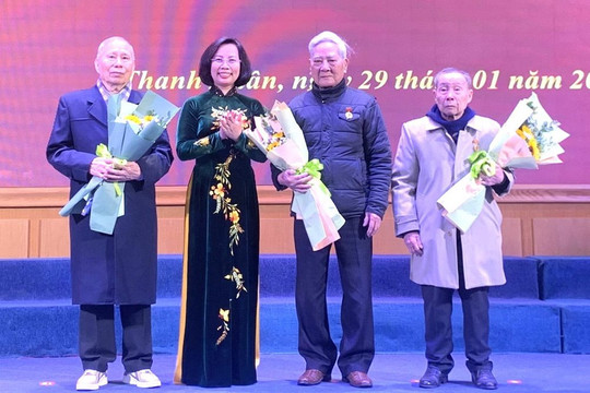 452 đảng viên quận Thanh Xuân được trao tặng Huy hiệu Đảng