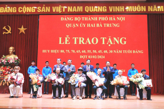 Phó Bí thư Thành ủy Nguyễn Văn Phong trao Huy hiệu Đảng tại quận Hai Bà Trưng