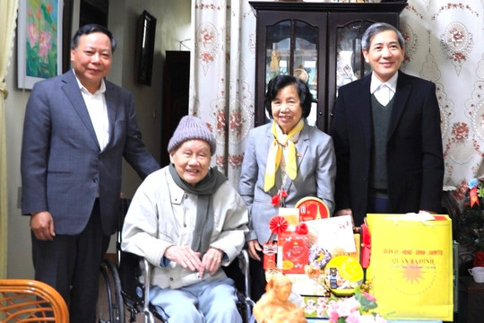 Phó Bí thư Thành ủy Nguyễn Văn Phong thăm, chúc Tết gia đình lão thành cách mạng