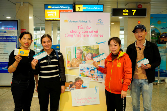 Vietnam Airlines đưa người lao động xa quê đoàn tụ bên gia đình dịp Tết