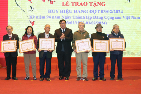  Trao Huy hiệu Đảng tặng 208 đảng viên Đảng bộ quận Nam Từ Liêm